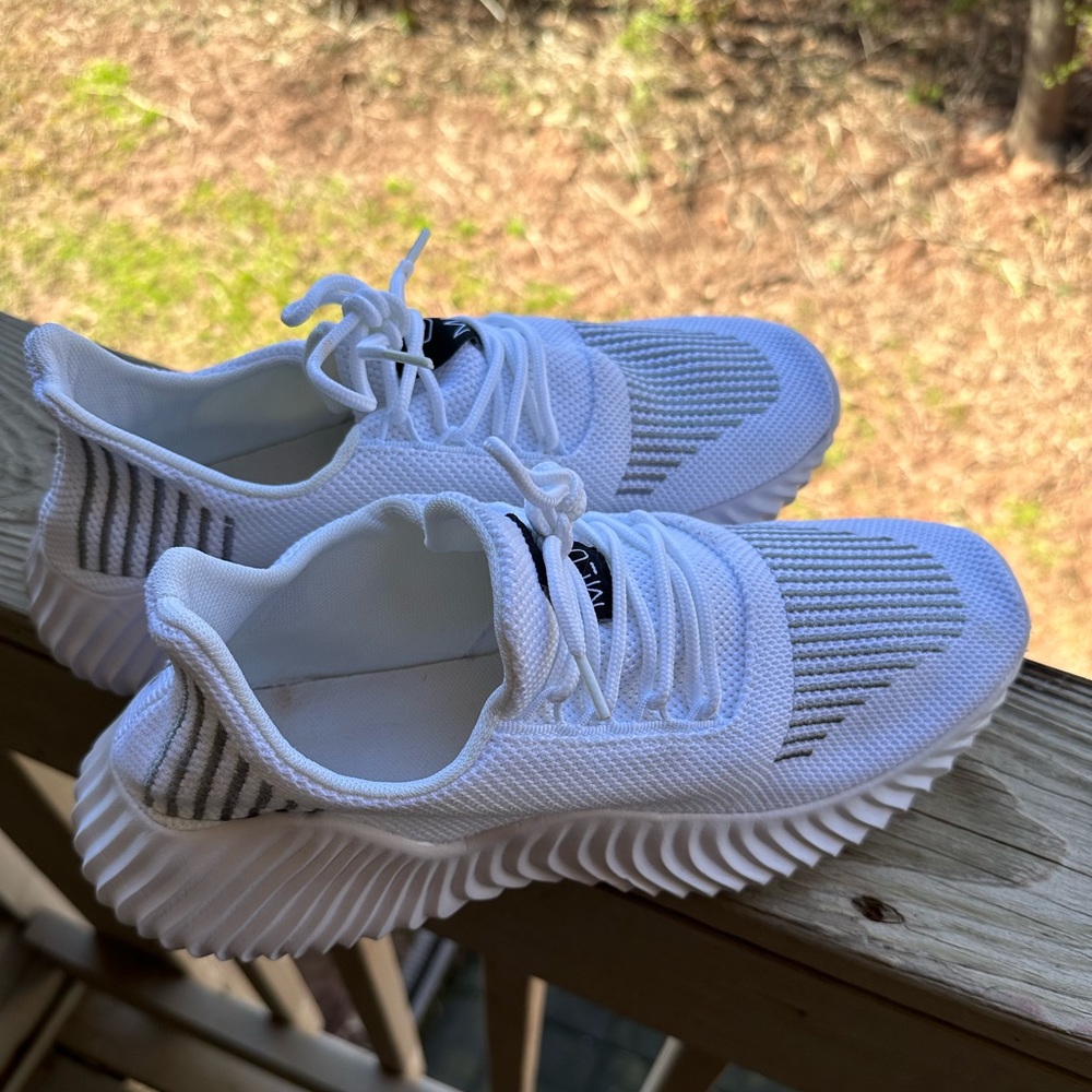 MLO men’s size 10 white sneakers